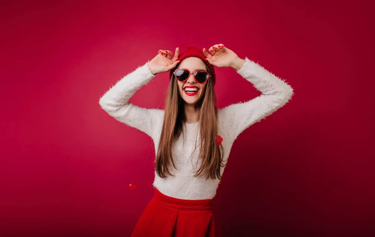 استایل با کلاه و عینک قرمز