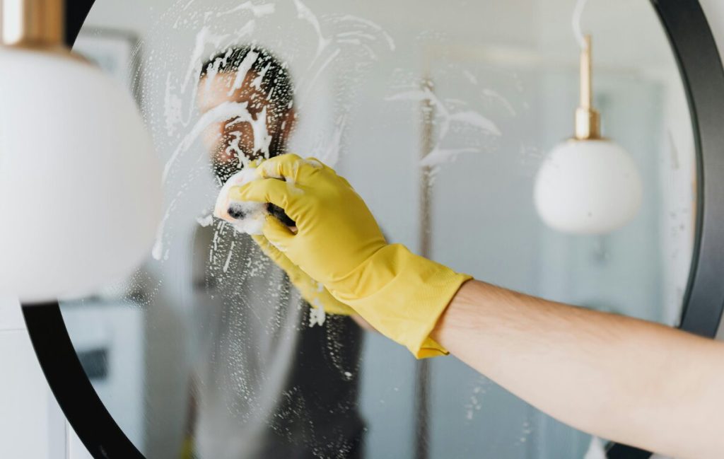 بهترین روش تمیز کردن آینه برای خانه تکانی نوروز 1403