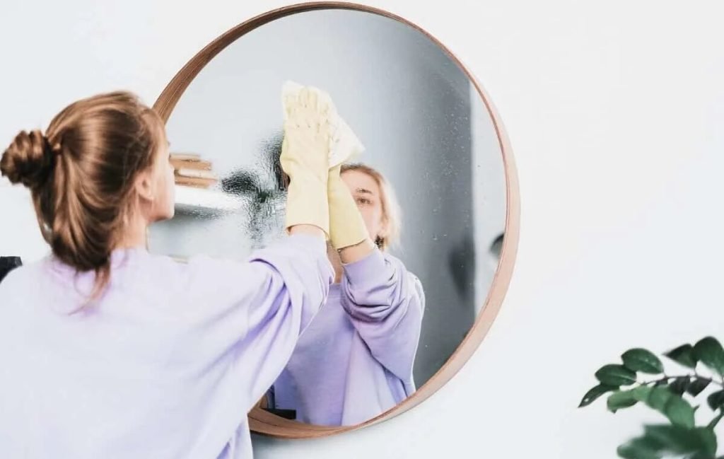 بهترین مواد برای تمیز کردن آینه در خانه تکانی عید 1403