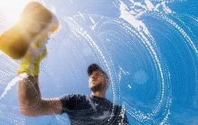 بهترین روش تمیز کردن شیشه‌ی پنجره‌ برای خانه‌تکانی نوروز