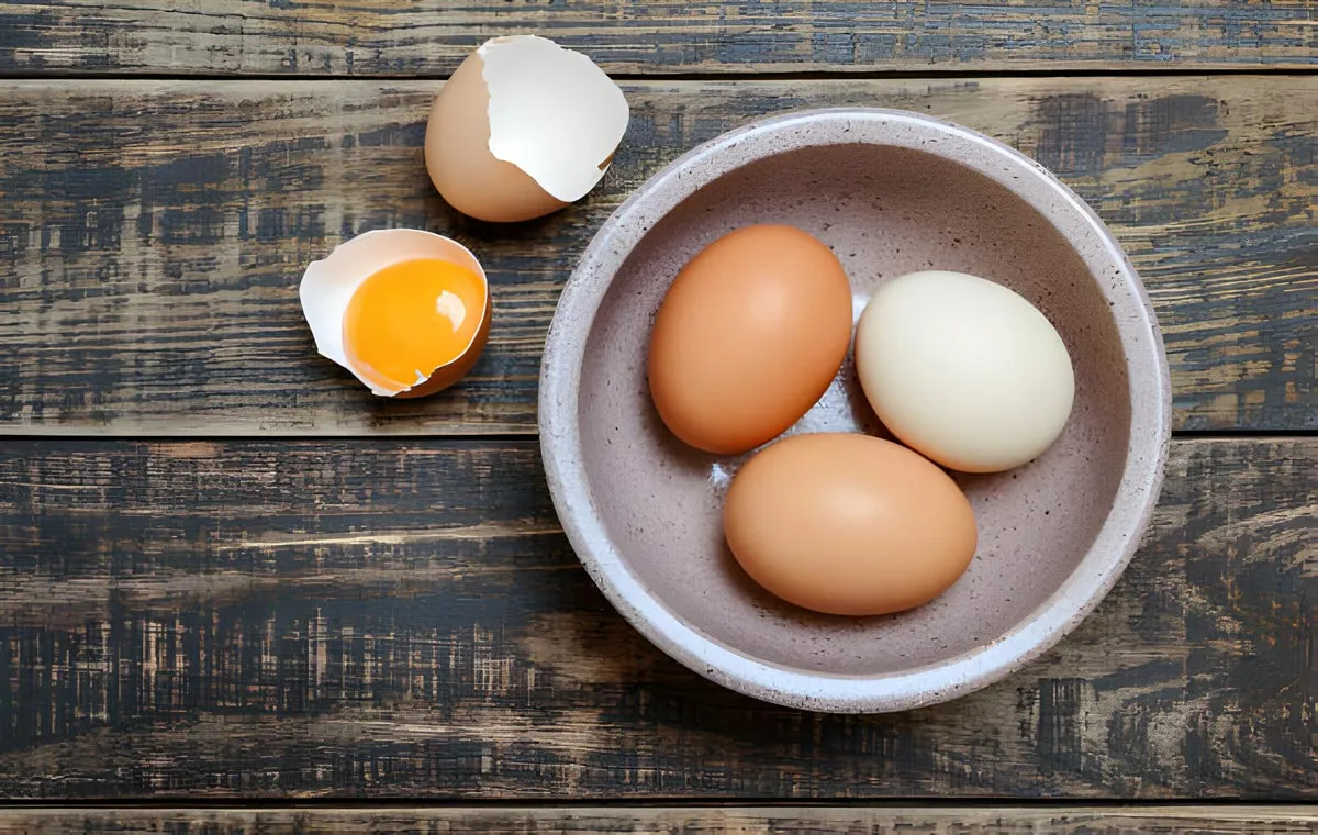سه عدد تخم‌مرغ درسته و یک عدد تخم‌مرغ که شکسته است