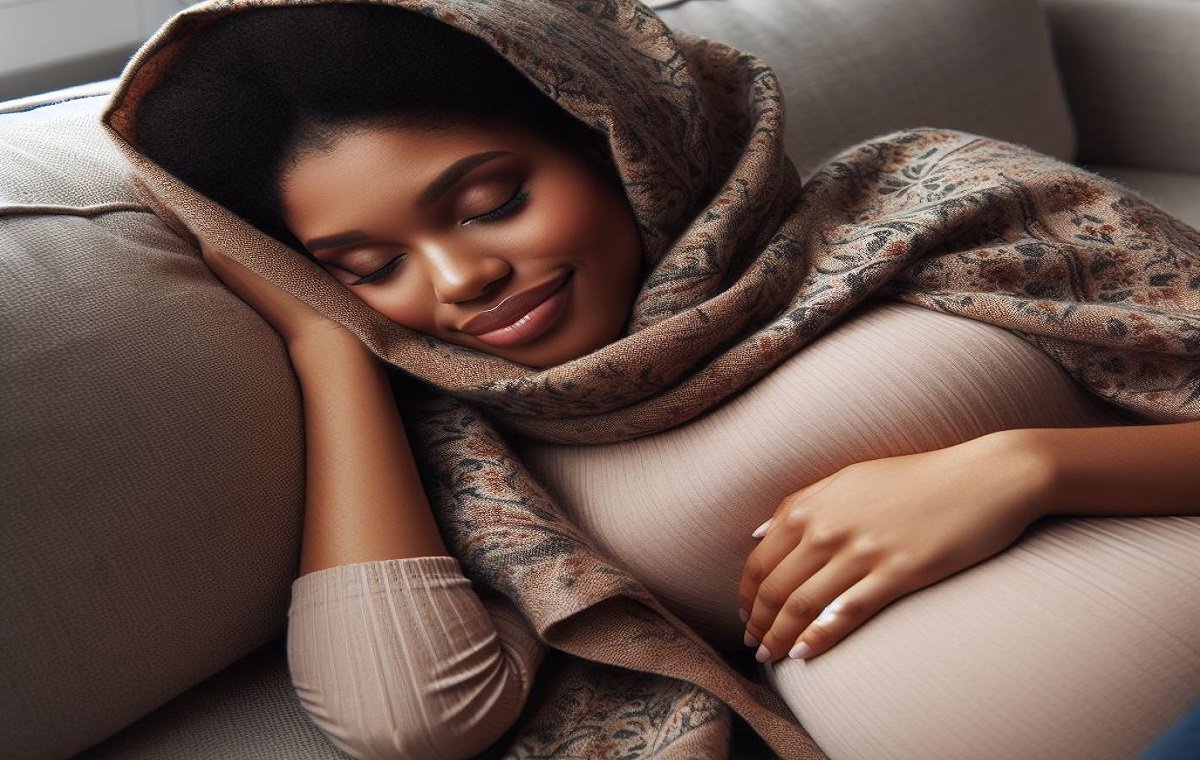 یک خانم باردار در بهترین حالت خواب برای خانم های بادار خوابیده است