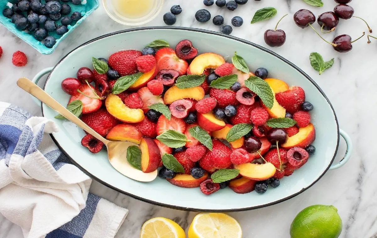 مقداری سالاد میوه برای تماشای بازی فوتبال در تصویر است