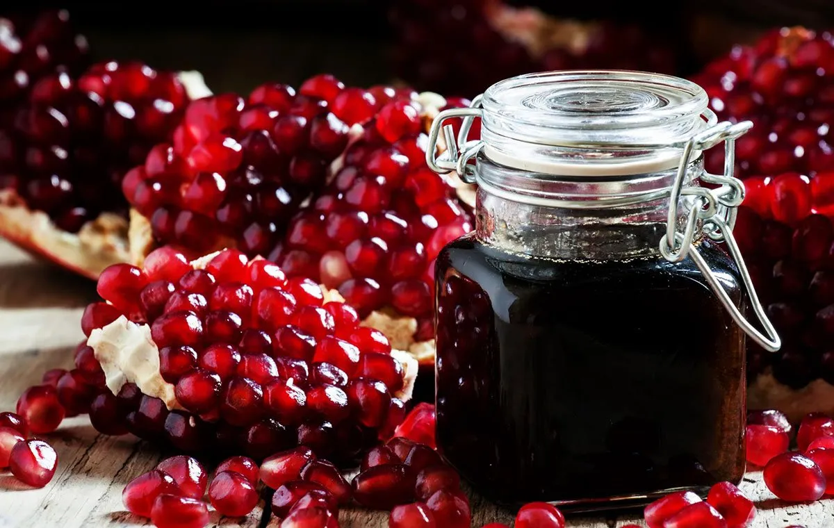 رب انار در ظرف شیشهای