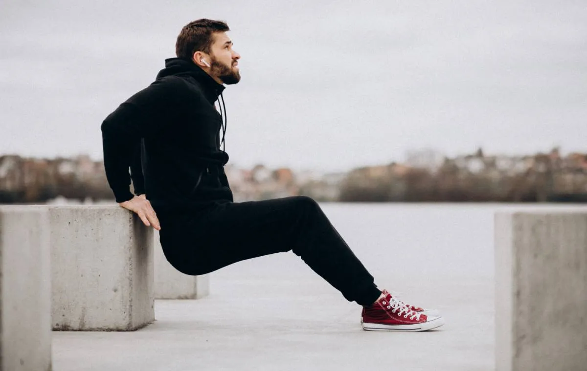 مرد جوانی در هوای آزاد ورزش می‌کند