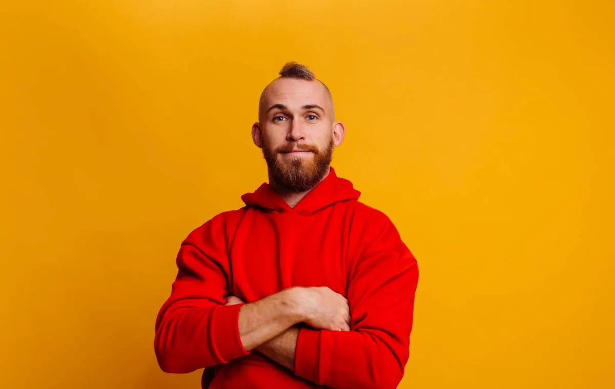 مرد جوانی با هودی قرمز