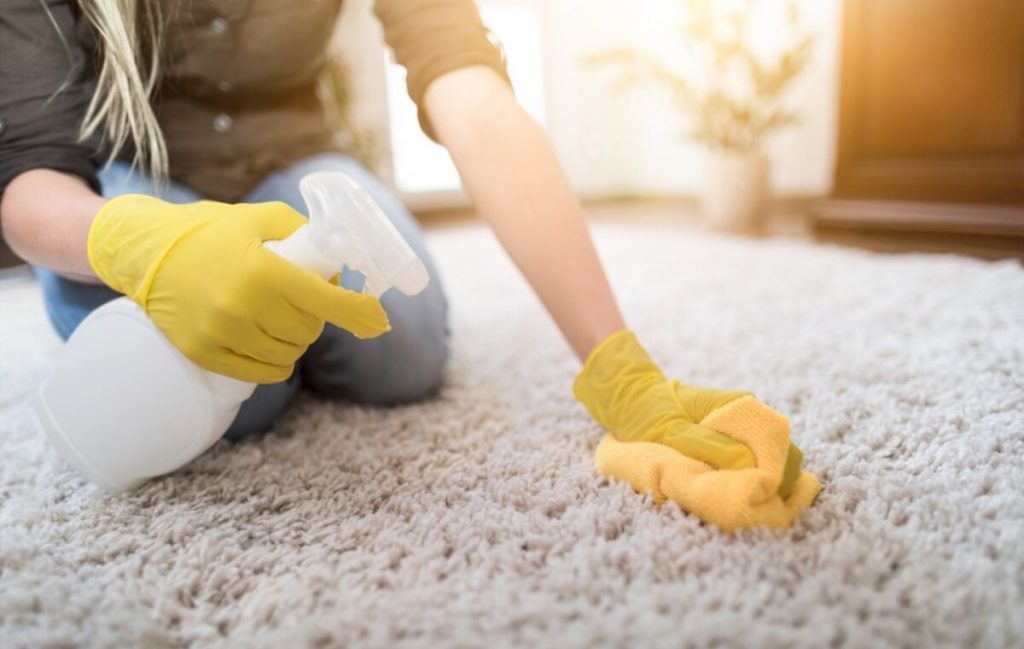 تمیز کردن فرش‌ها در خانه تکانی