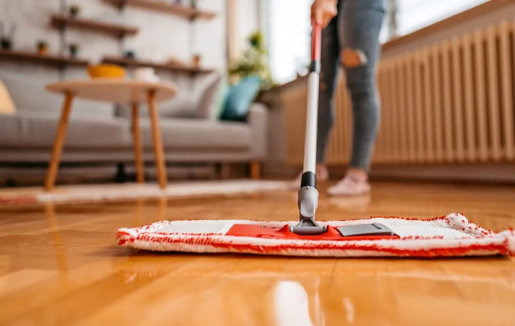 تمیز کردن کفپوش چوبی برای خانه تکانی عید 1403