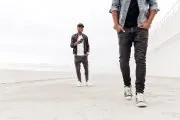 دو مرد جوان در استایل جین