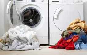 یک ماشین لباسشویی و خشک کن در کنار هم