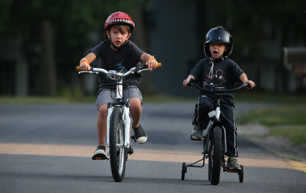 با بچه‌ها دوچرخه سواری کنید
