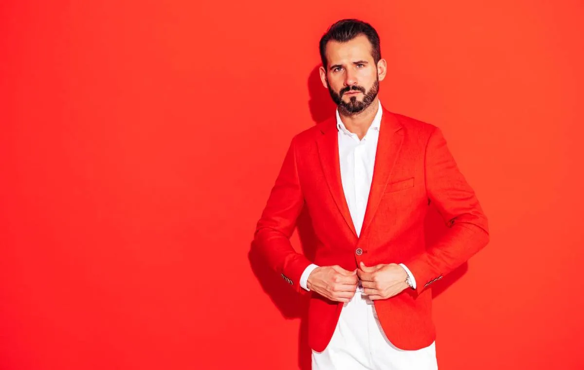 مرد جوانی با کت قرمز