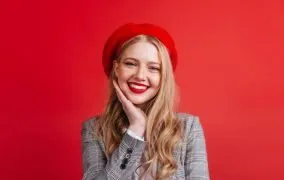 دختر جوانی با استایل مناسب قرار عاشقانه