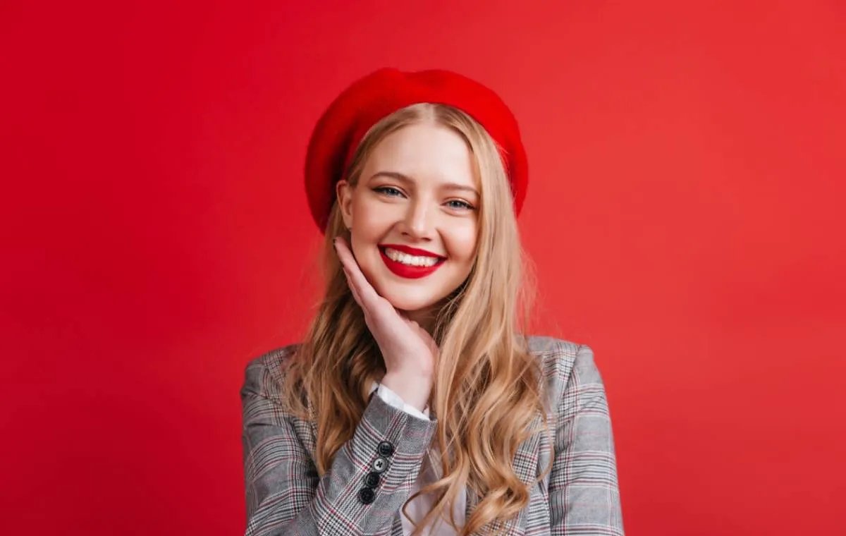 دختر جوانی با استایل مناسب قرار عاشقانه