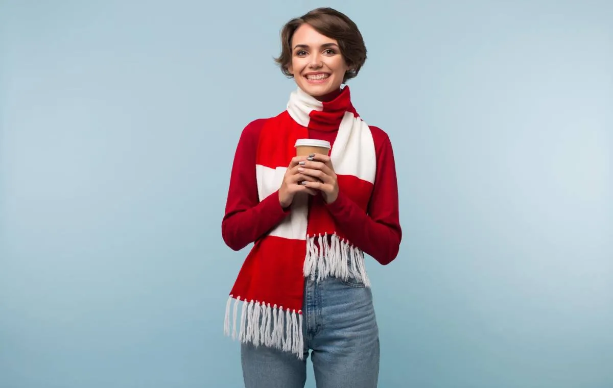 استایل شلوار جین و لباس قرمز زن جوانی