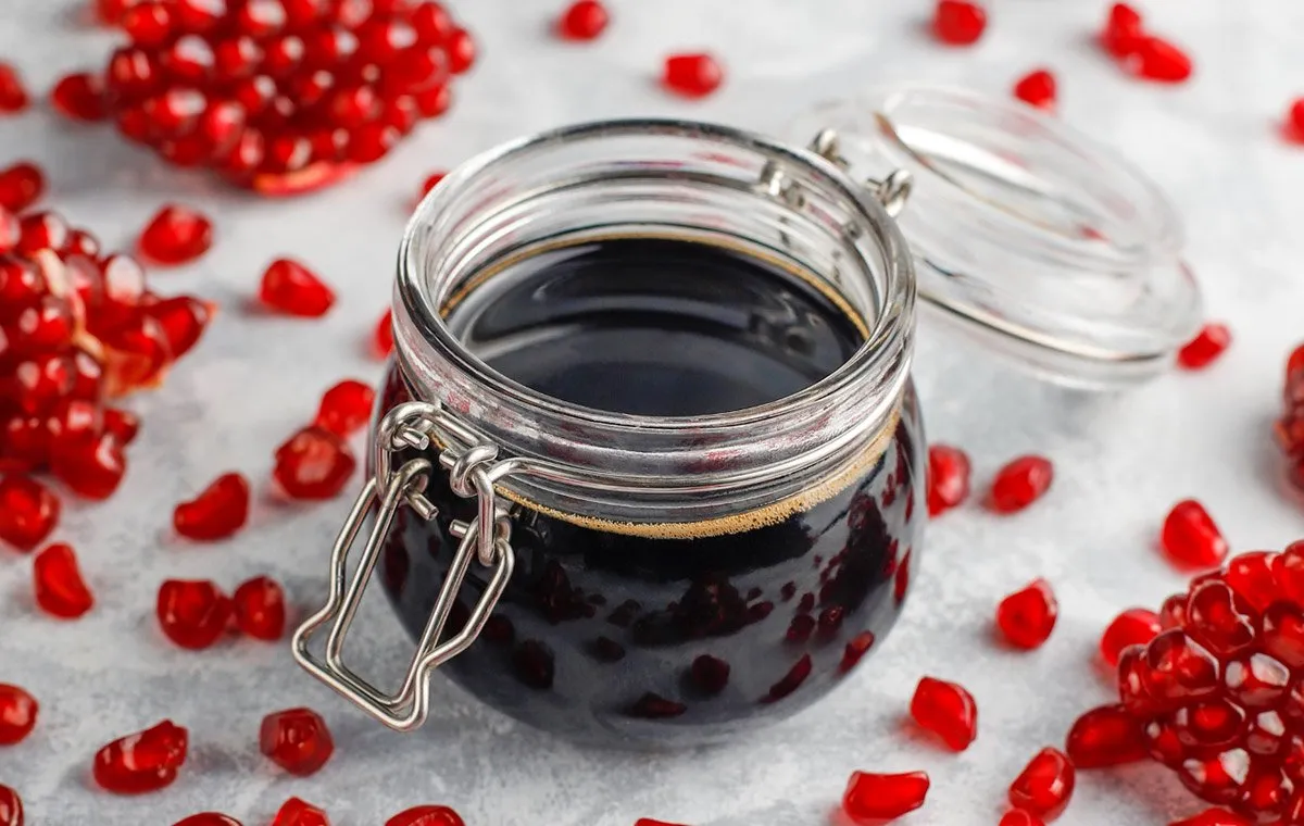 یک شیشه‌ی مربایی رب انار