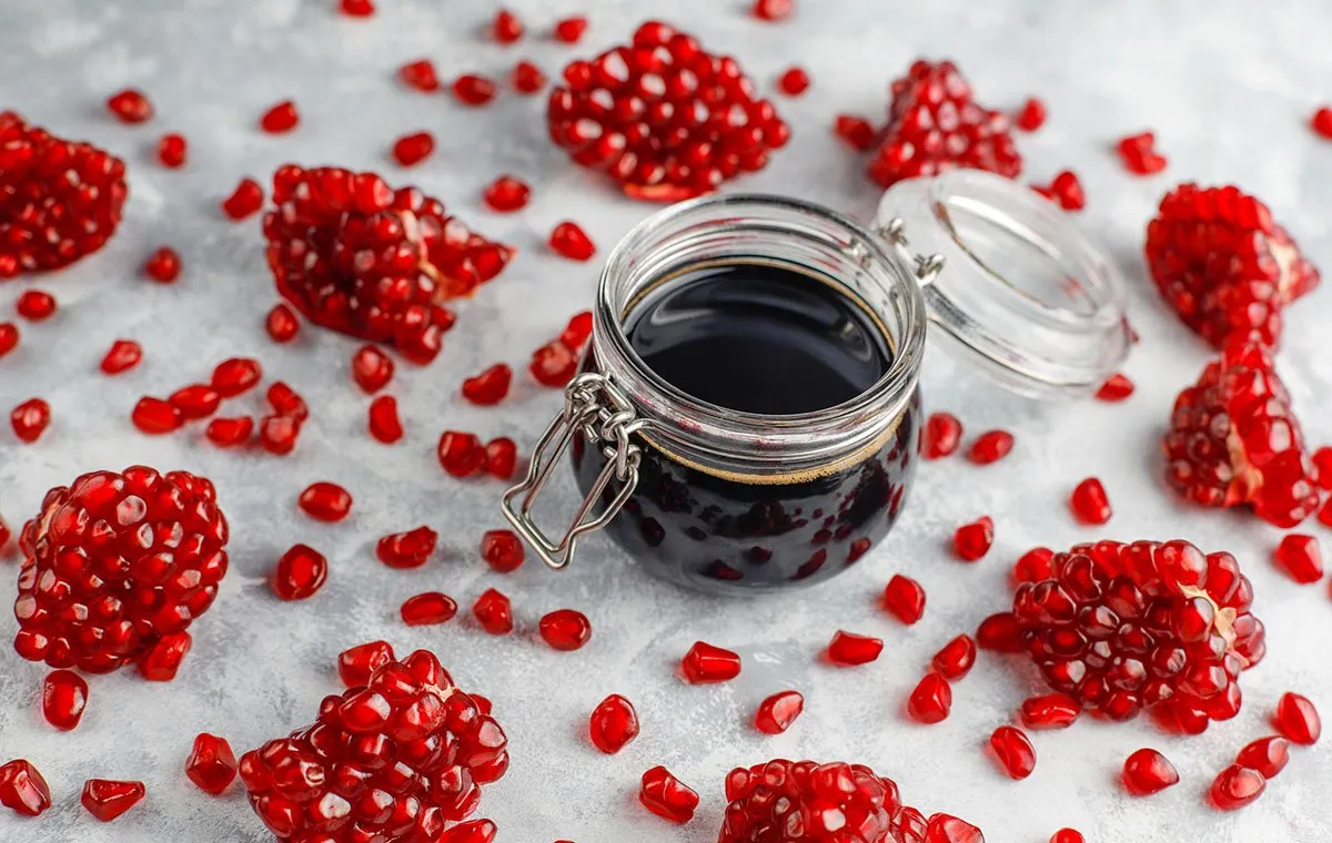 یک شیشهی مربایی رب انار