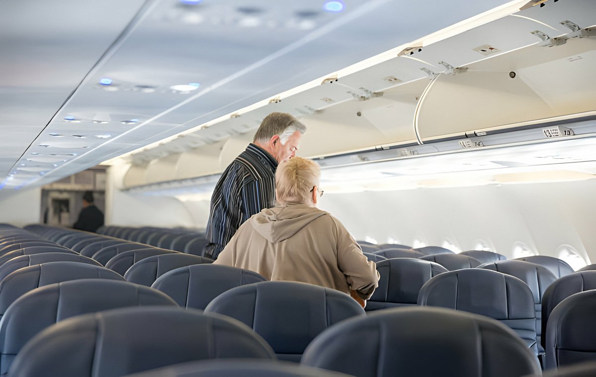یک زوج سالمند در راهروی هواپیما