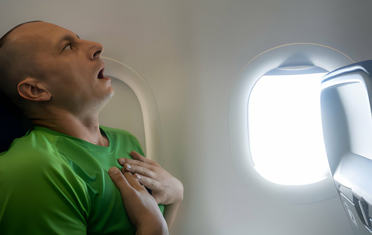 یک مرد داخل هواپیما که دچار مشکل قلبی شده است