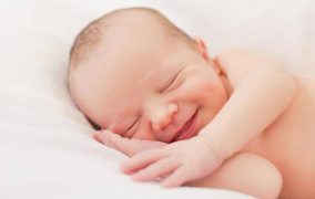 لبخند زدن نوزاد هنگام خواب