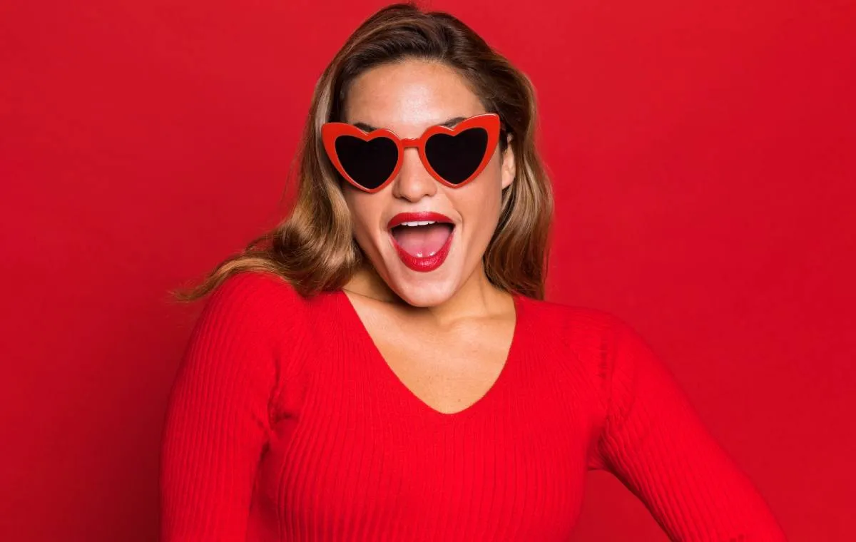 زنی با عینکی به شکل قلب