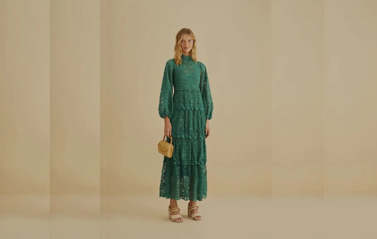 استایل با پیراهن گیپور سبز بلند