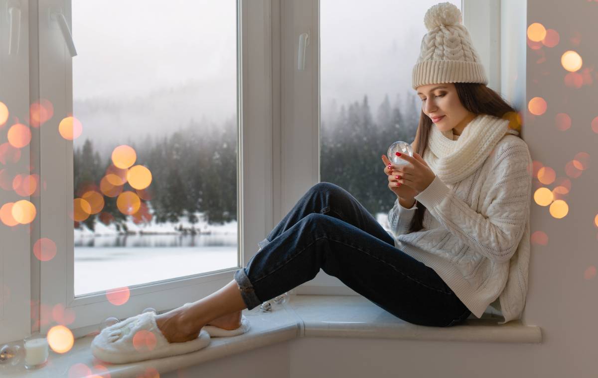 زنی با شلوار جین ساده در یک روز برفی