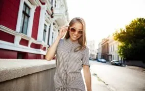 زن جوانی با پیراهن راه‌راه