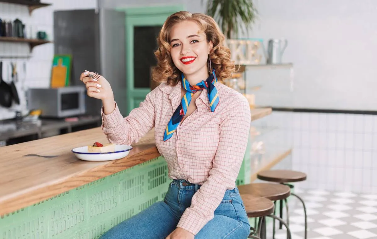 زن جوانی با شلوار جین در کافه