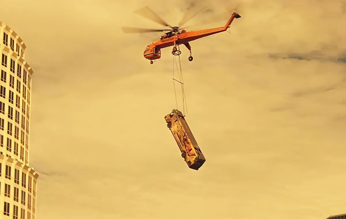 صحنه اتوبوس در حال پرواز در «اره‌ماهی»