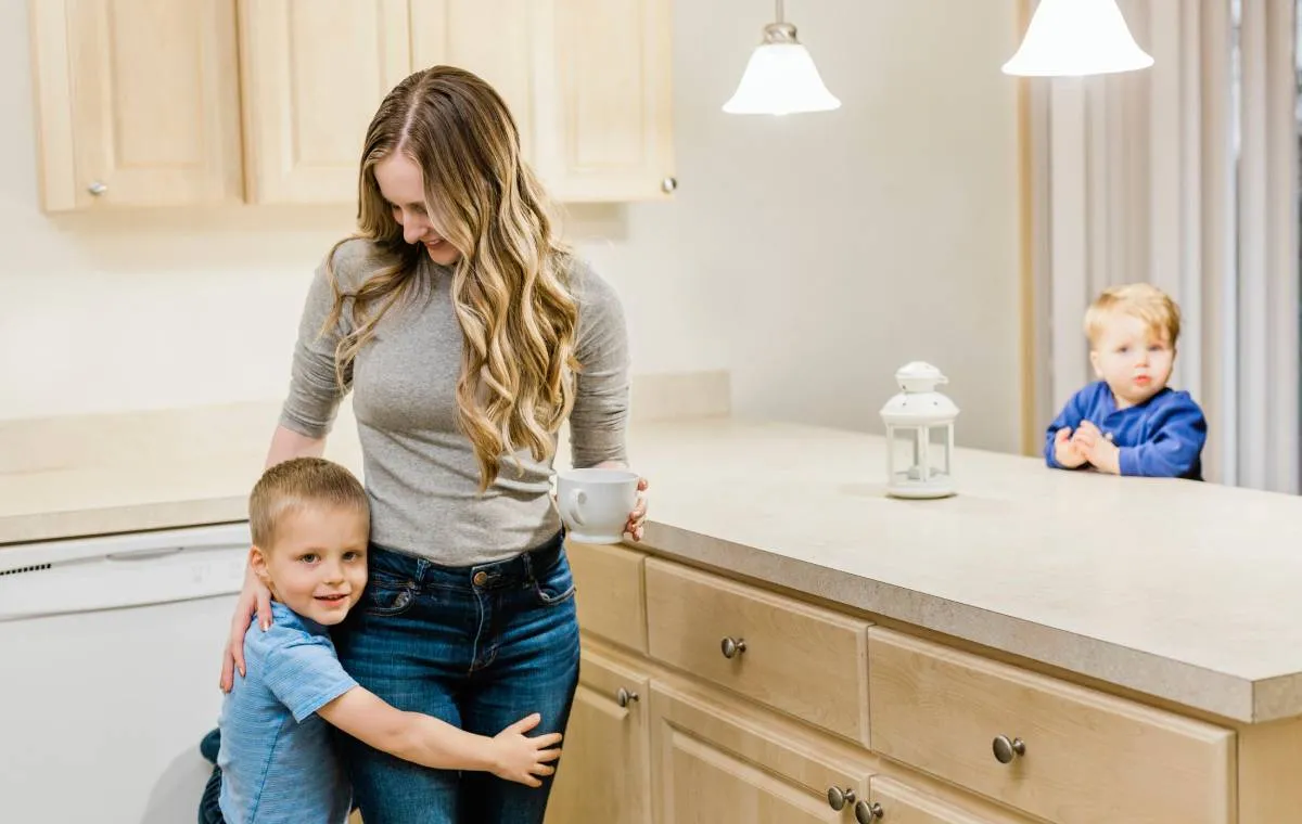 مادری که با راه اندازی کسب و کار خانگی پیش فرزندانش مانده است.