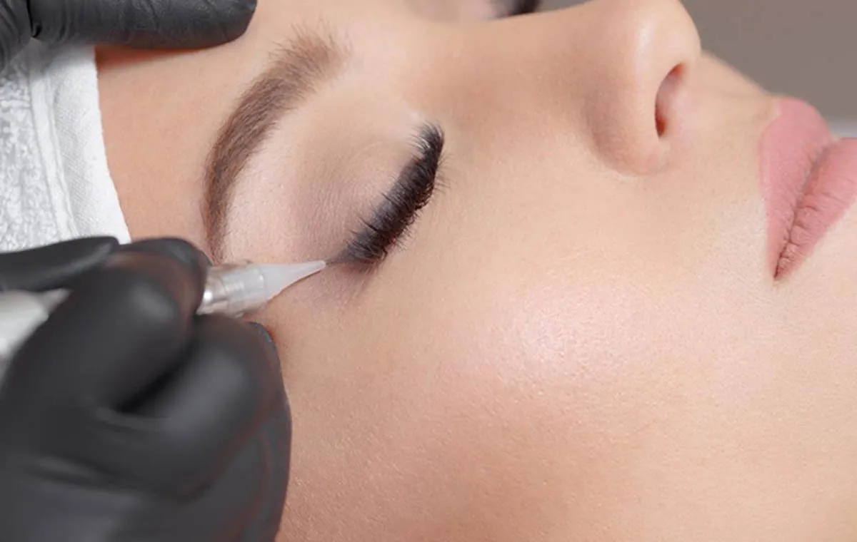 بن مژه بهتر است یا خط چشم؟