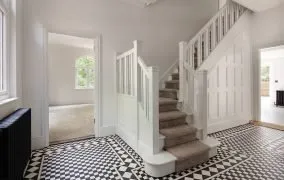 نمای داخلی یک خانه و راه پله