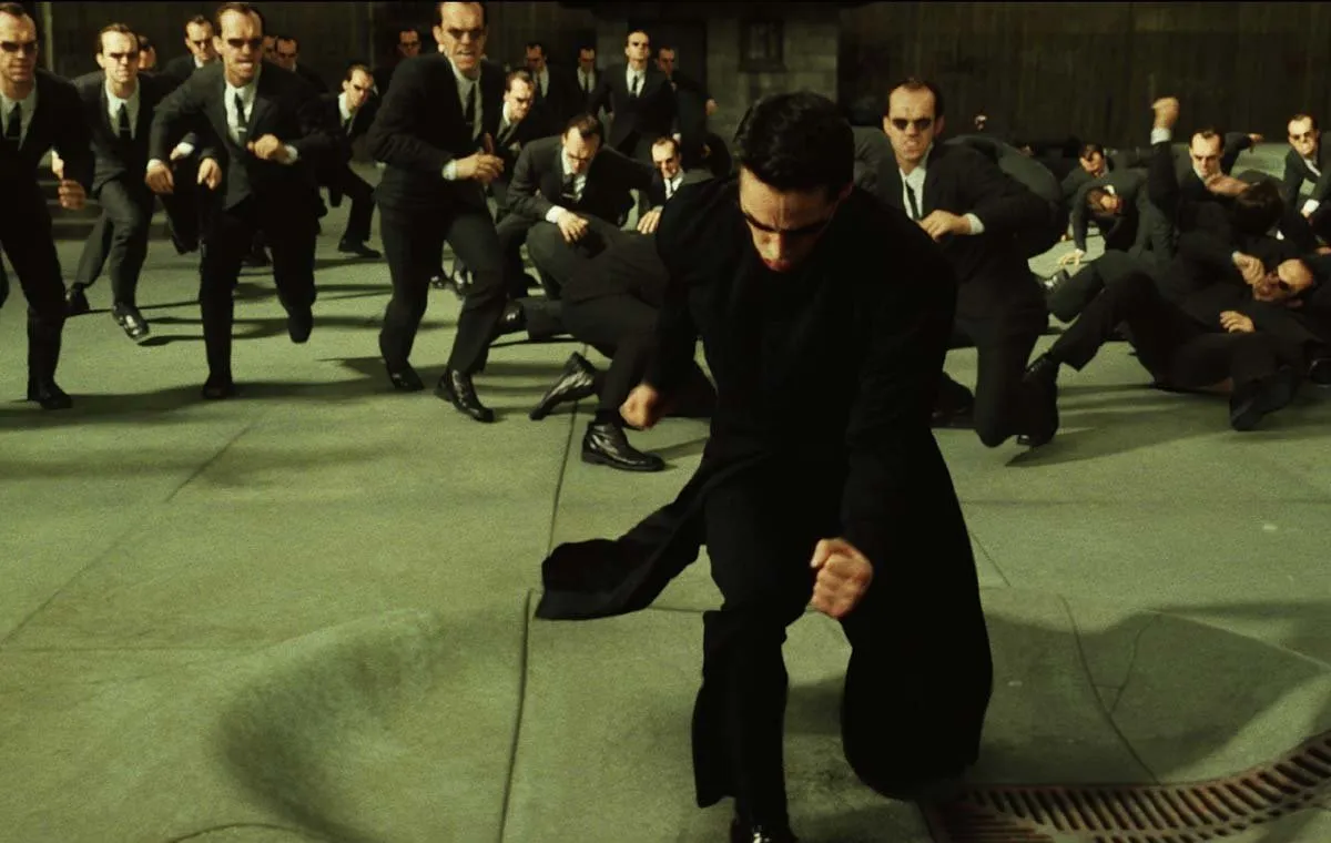 صحنه نیو در برابر اسمیت‌ها در «بارگذاری مجدد ماتریکس»