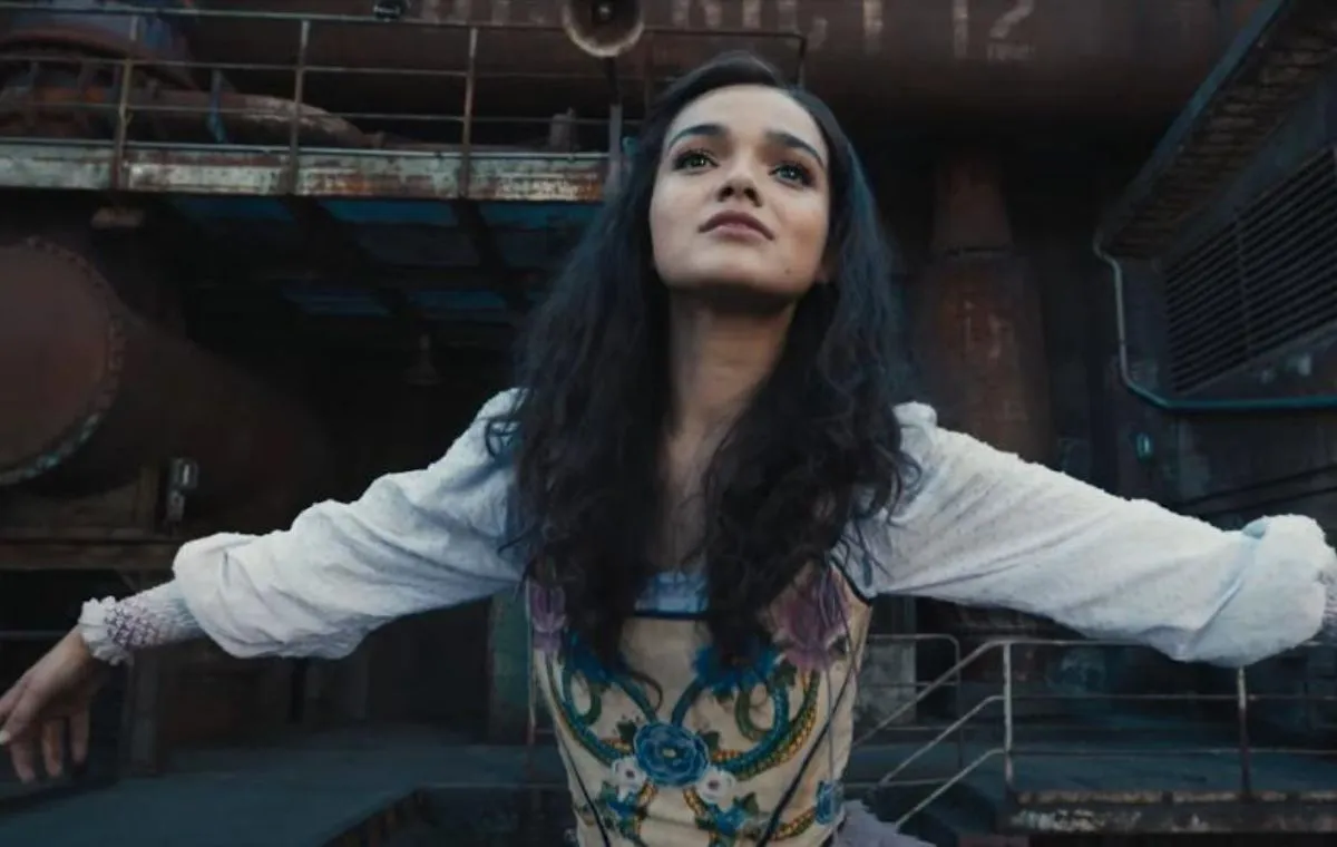 این عکس نمایی از لوسی گری در «تصنیف پرندگان آوازخوان و مارها» است. در این فیلم هم بهترین نقل‌قول‌های «بازی‌های گرسنگی» را می‌شنویم.