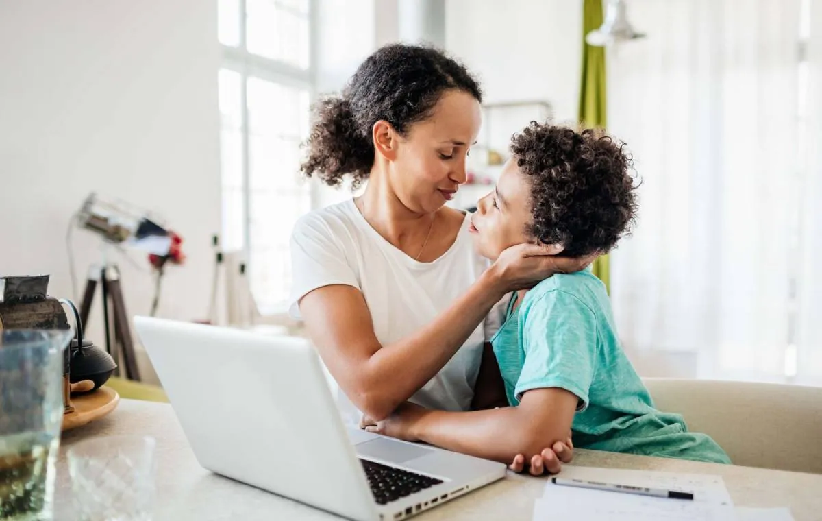 مادری با کودکش در خانه