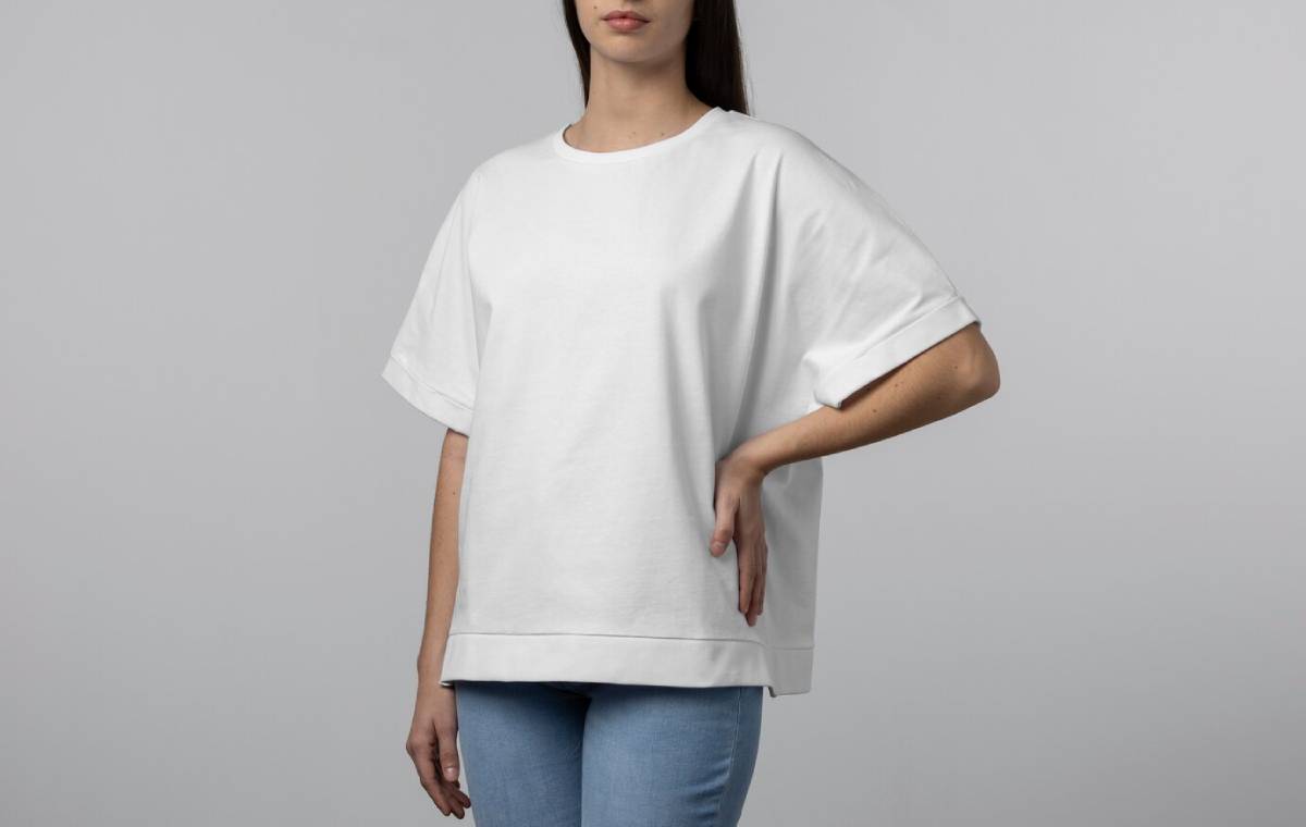 زنی با تی شرت اورسایز سفید
