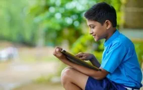 کودکی در حال خواندن کتاب