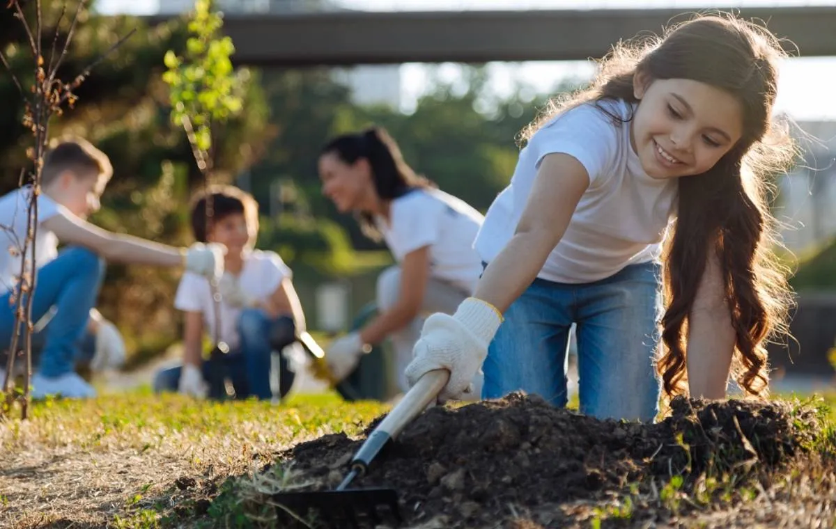 کاشت گل و گیاه در باغچه با کودکان