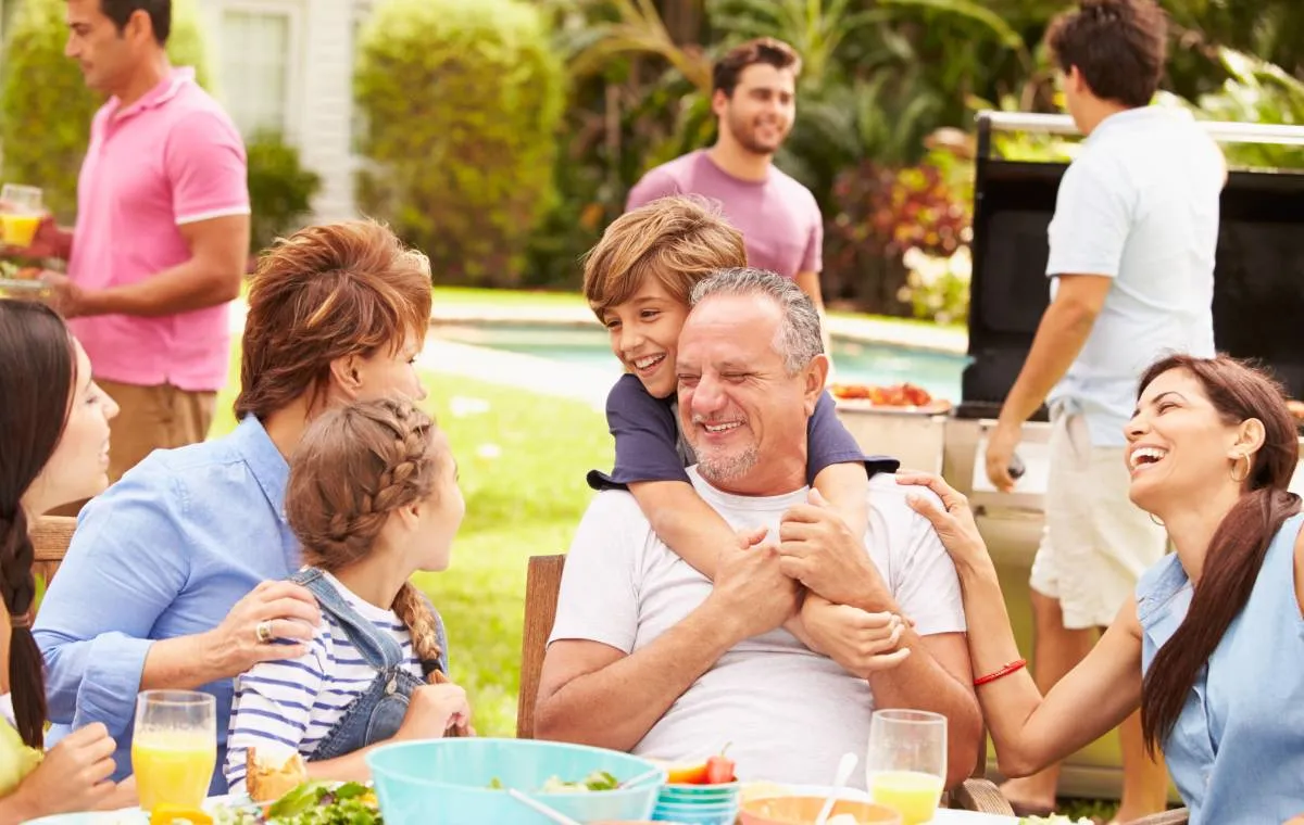 سرگرم کردن مهمانان عید در مهمانی خانوادگی راهی برای دور زدن سؤالات اقوام