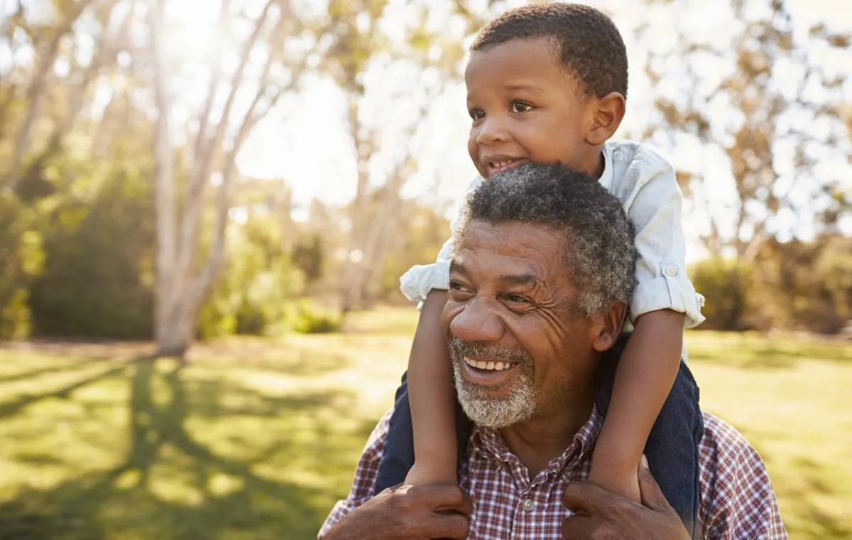 یک پدر بزرگ و نوه در حال وقت گذرانی در سفر