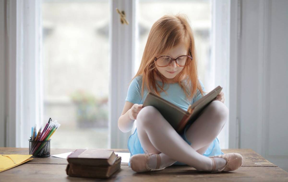 دختر بچه‌ای در حال خواندن کتاب