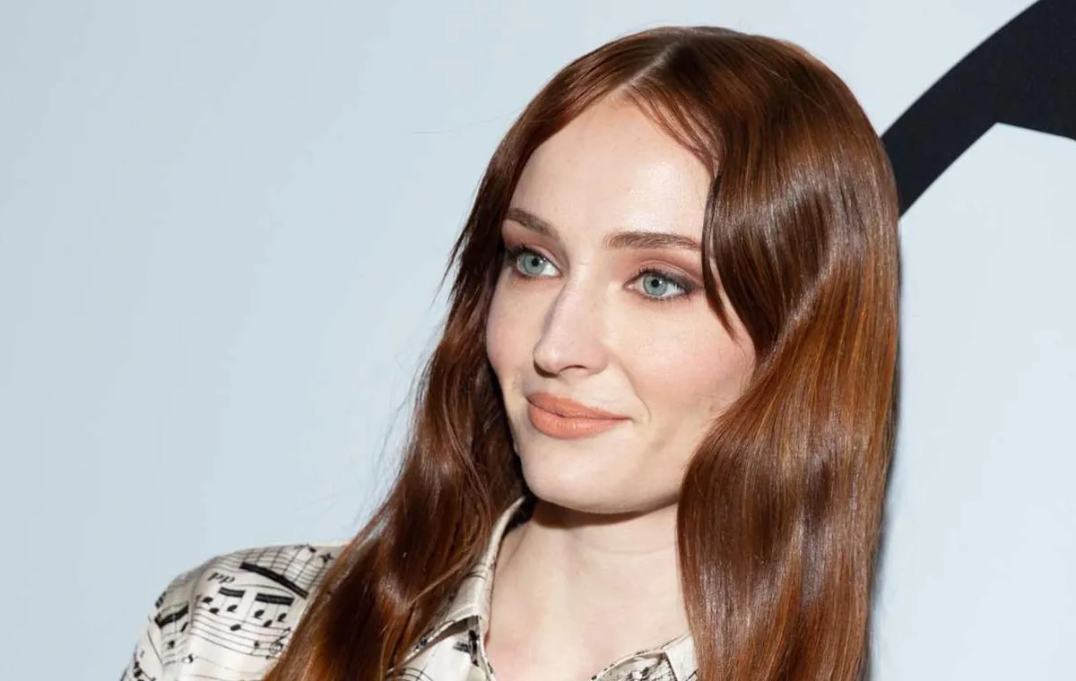 آرایش شبنمی و نیمه شاین از انواع سبک آرایش دخترانه