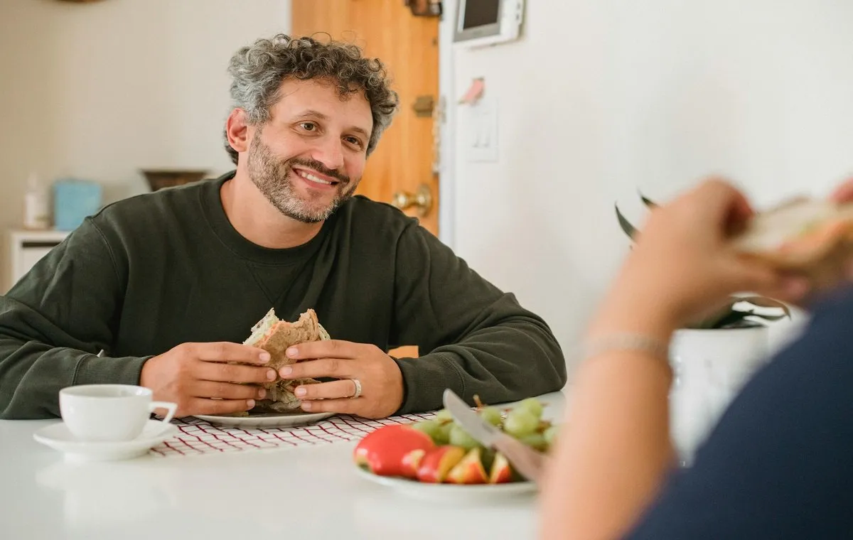 یک فرد در حال خوردن غذای سالم برای کاهش وزن میانسالی است