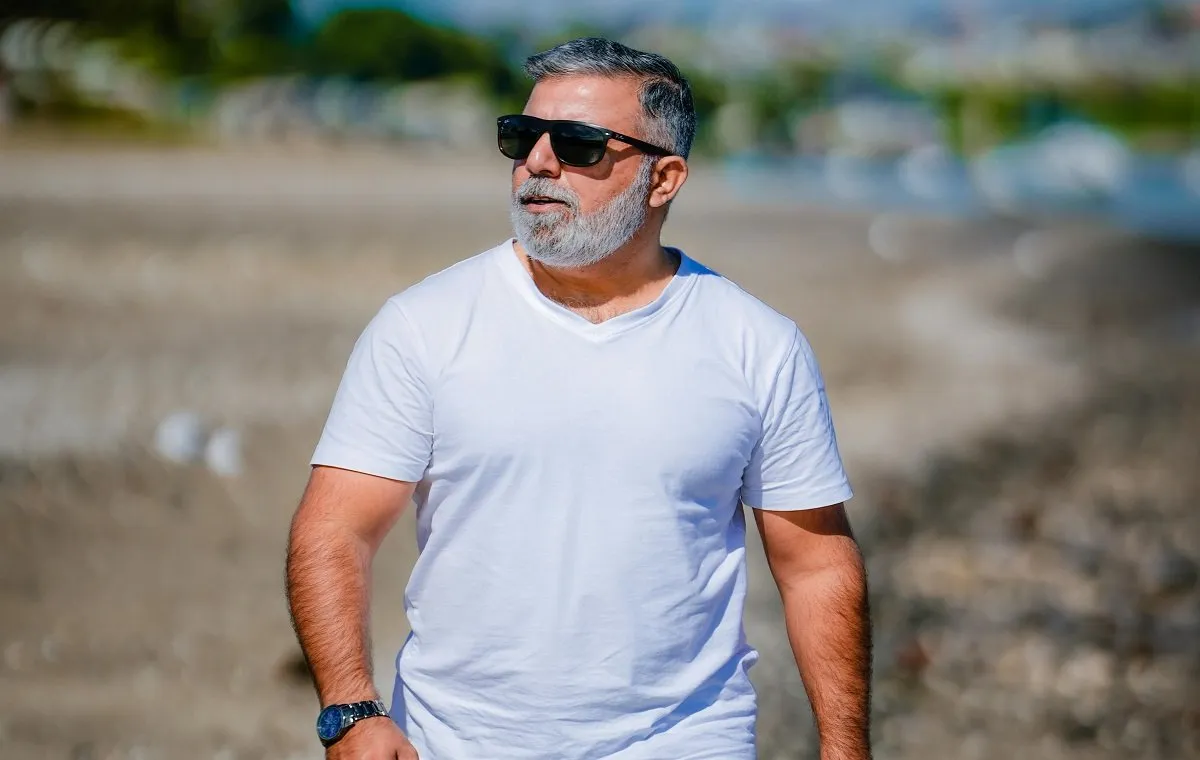 یک مرد میانسال در حال پیاده وی برای کاهش وزن میانسالی است