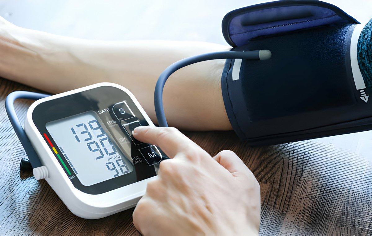 فردی که فشار خون خود را با فشارسنج دیجیتال اندازه می‌گیرد
