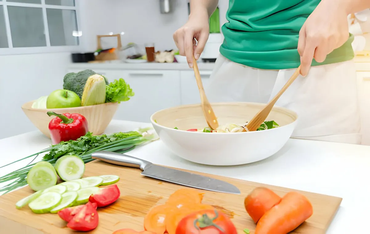 فردی که سالاد درست می‌کند