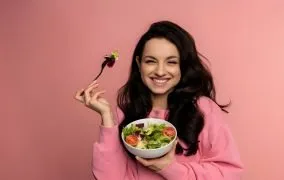 یک زن جوان همراه با یک کاسه سالاد