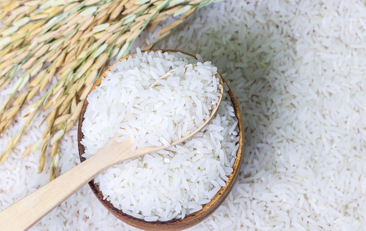 برنج ایرانی خام داخل کاسه