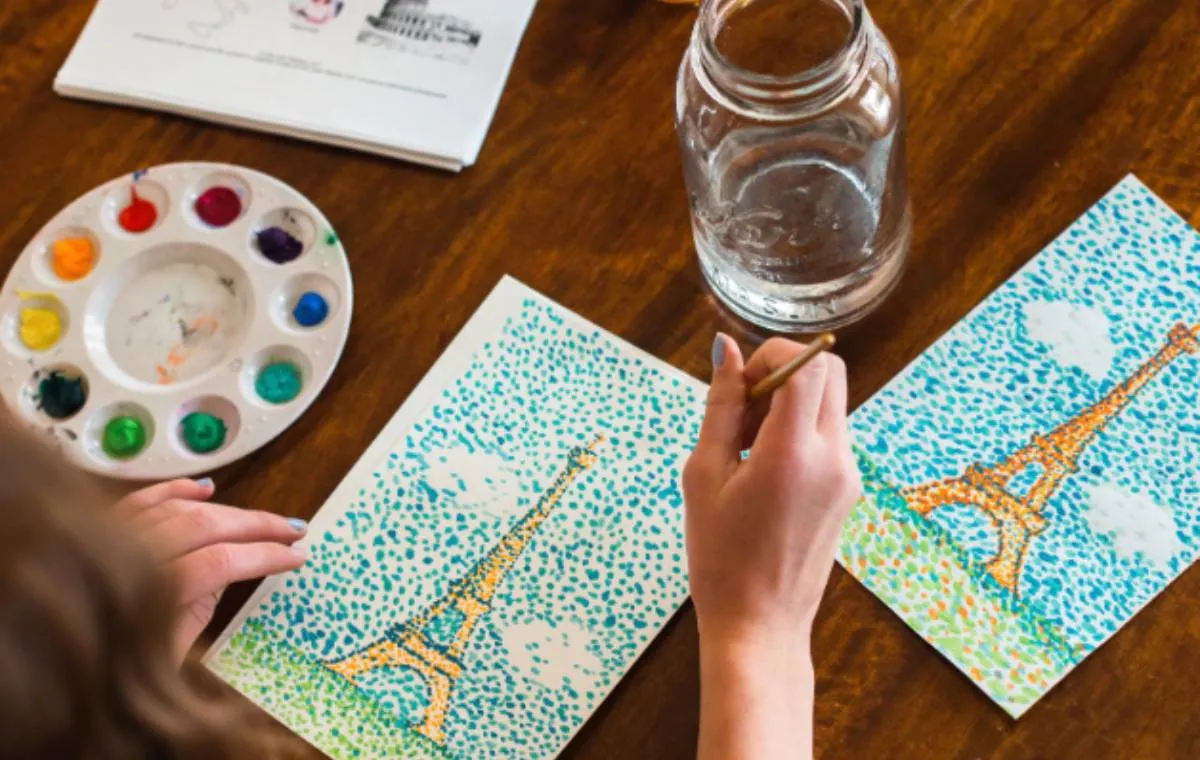 کودکی نقاشی میکشد